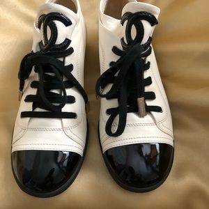 Chanel white leather and black patent leather lace up shoes size 10B